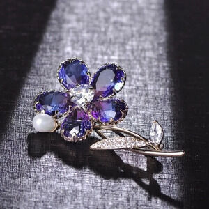 VQ Elegant Flower Brooch